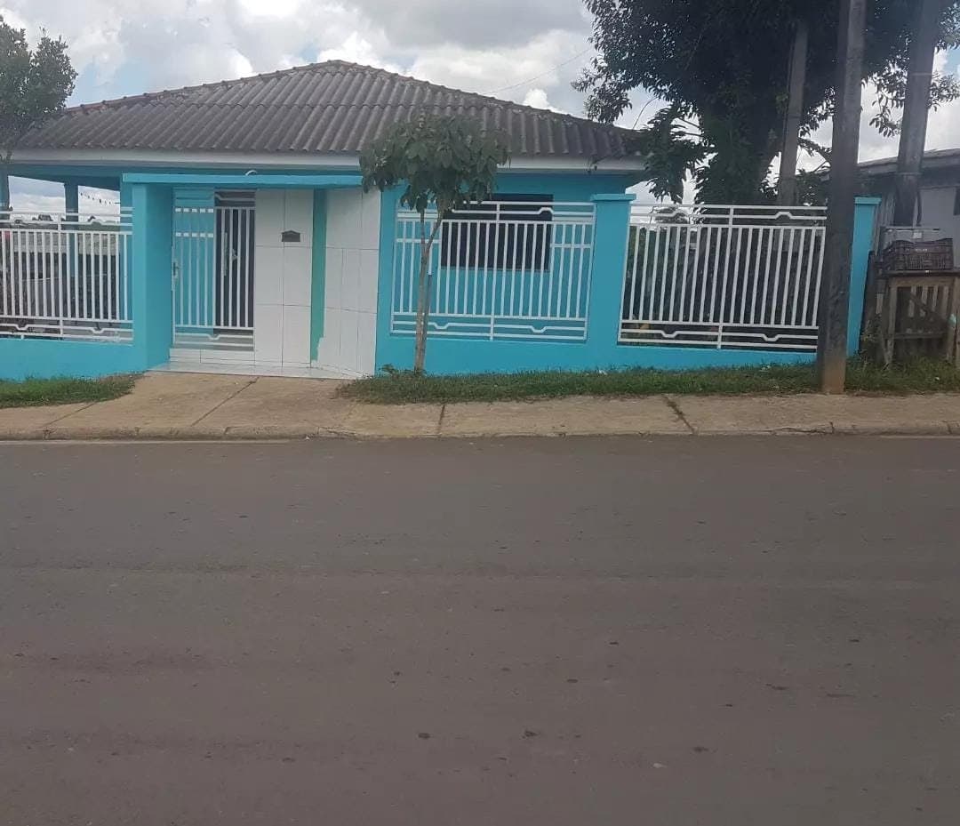 Casa Turquesa: Fachada e muro com gradil - obra da MB Pinturas, Reserva-PR