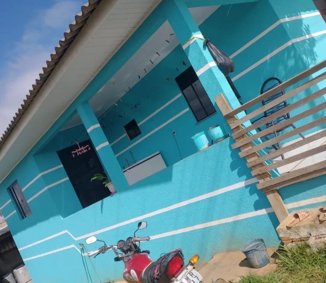 Fachada com Faixas Decorativas: Textura azul com faixas brancas - obra da MB Pinturas, Reserva-PR