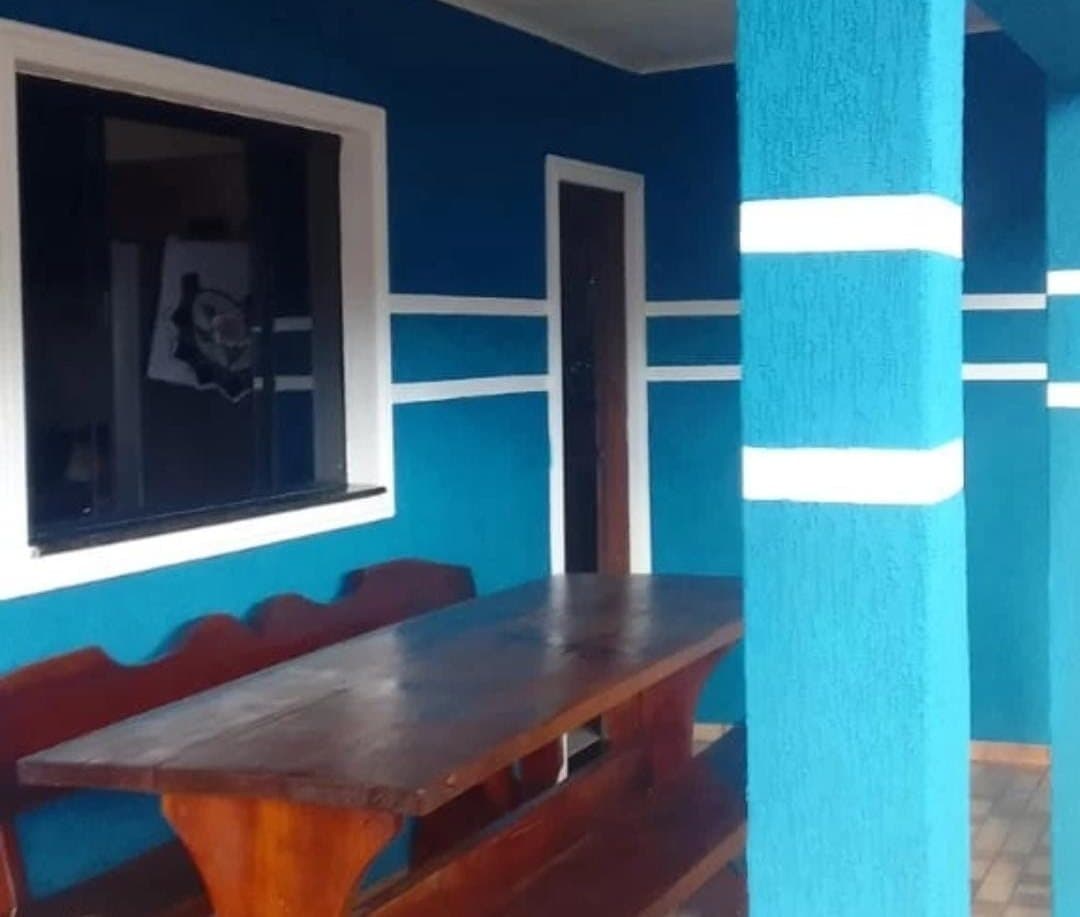 Varanda com Faixas: Pintura azul e acabamento - obra da MB Pinturas, Reserva-PR
