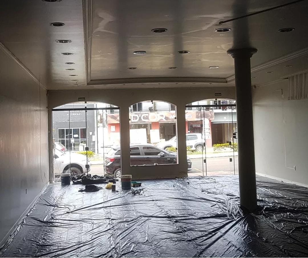 Loja comercial - antes, com o piso protegido - Pintura Comercial pela MB Pinturas, Reserva-PR